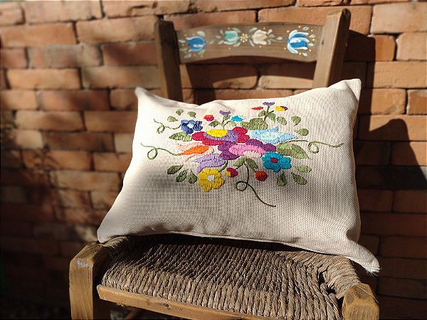 Almofada de tecido de cânhamo com bordado alemão (floral)