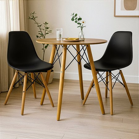 Mesa Redonda Eiffel 70cm Louro Freijó com 2 Cadeiras Eiffel Preta