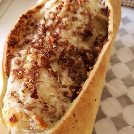 Pão Recheado com Carne de Sol, Requeijão e Queijo Coalho
