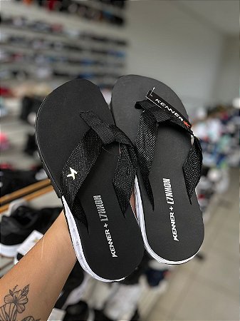 Chinelo Kenr Preto e Branco