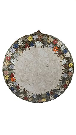 Tampo 080Ø em mosaico de mármore Bege-bahia e pedras brasileiras variadas.