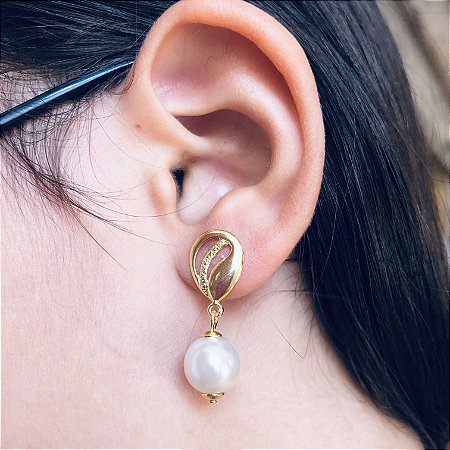 Brinco com perola banhado a ouro 18K.