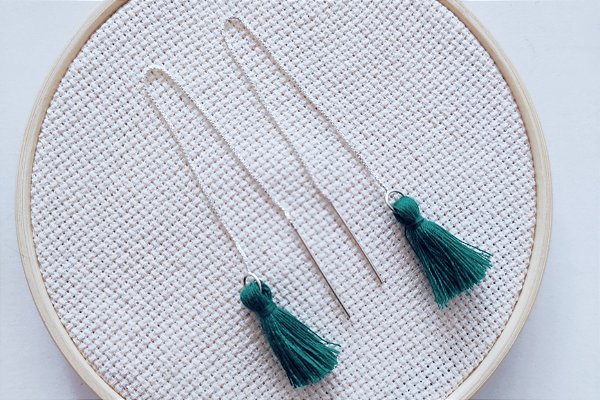 BRINCO AGULHA TASSEL