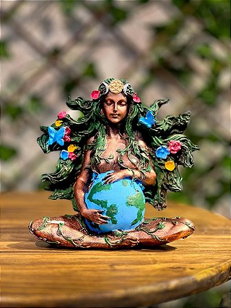 Estátua Deusa Gaia Guardiã da Natureza em Resina 16cm – Abraço Sagrado da Terra