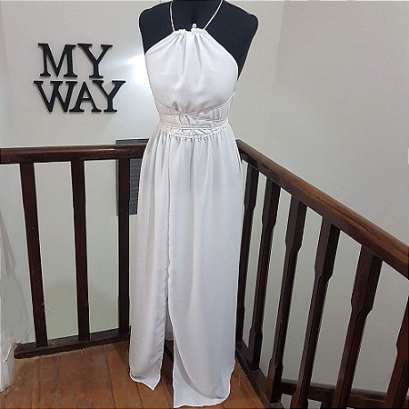 vestido branco com fenda na frente