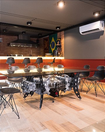 Mesa de Jantar feita com motor Porsche Carrera