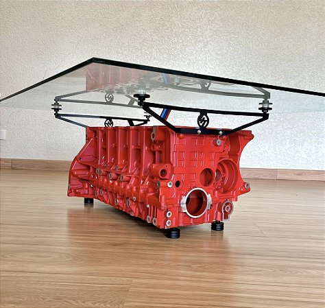 Mesa de centro feita com bloco de motor 6 em linha