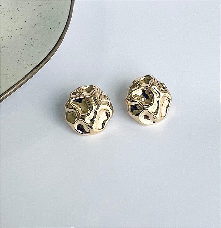 BRINCO REDONDO MARTELADO MEDIO BANHO OURO 18K