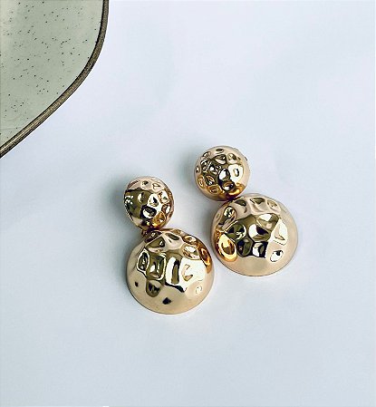 BRINCO ESFERA ORGÂNICO MARTELADO BANHO OURO 18K
