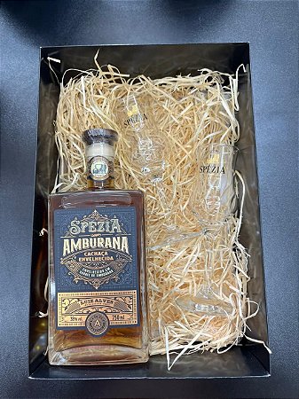 Kit Presente - Cachaça Spezia Amburana 3 Anos 750ml + 2x Taças Spezia Vidro 60ml