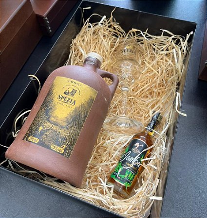 Kit Presente - Cachaça Terra Cota Spezia Ouro 700ml + Taça Spezia Vidro 60ml + Cachaça Indiazinha Jambu 50ml