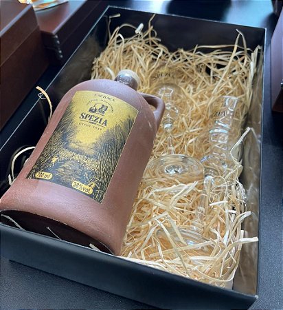 Kit Presente - Cachaça Terra Cota Spezia Ouro 700ml + 2x Taças Spezia Vidro 60ml