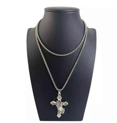 Colar Prateado Pingente Cruz Com Mãos
