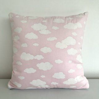 Almofada rosa com nuvens