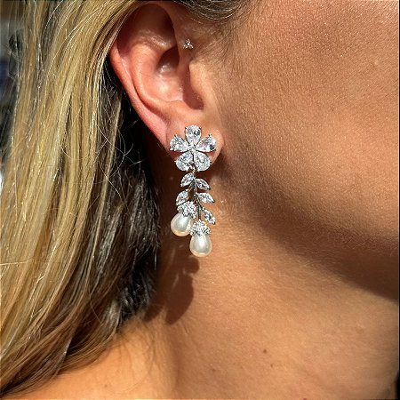 BRINCO BASE FLOR CRISTAL PRATA DUAS PEROLAS