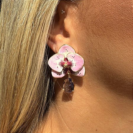 BRINCO FLOR ORQUIDEA  COM PEDRA