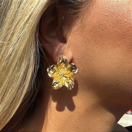 BRINCO FLOR DOURADA ESCOVADA