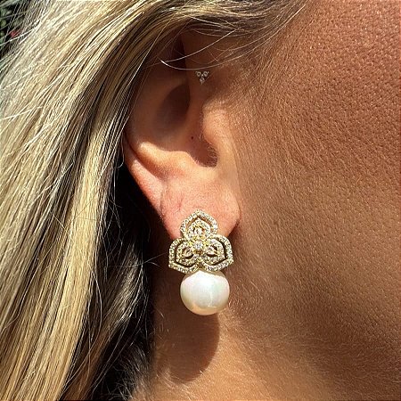 BRINCO BASE FLOR VAZADA COM PEROLA