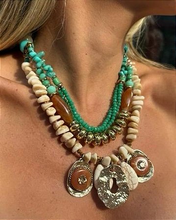 COLAR TRIPLO BEGE CONCHAS