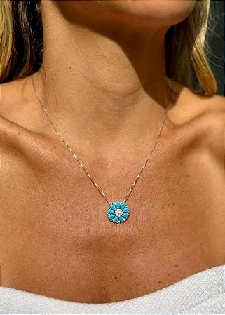 COLAR FLOR NANO TURQUESA COM CRAVAÇÃO