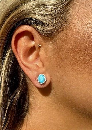 BRINCO OVAL NANO TURQUESA COM CRAVAÇÃO