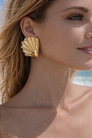 BRINCO MEIA CONCHA DOURADO