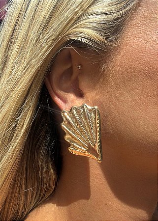 BRINCO MEIA CONCHA DOURADO