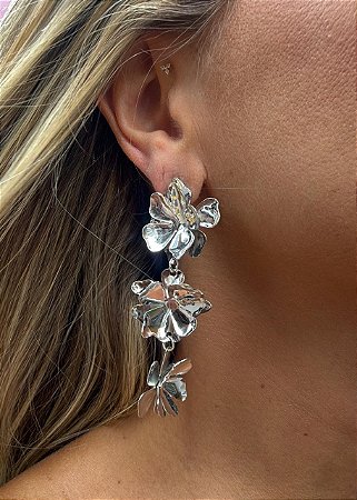 BRINCO PENDULO TRES FLOR PRATA