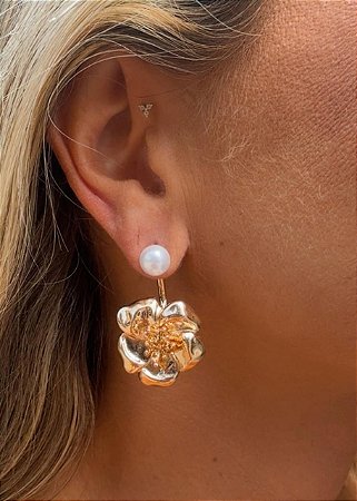 BRINCO PEROLA COM FLOR PENDULO DOURADO