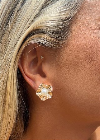 BRINCO FLOR COM PEROLA DOURADA
