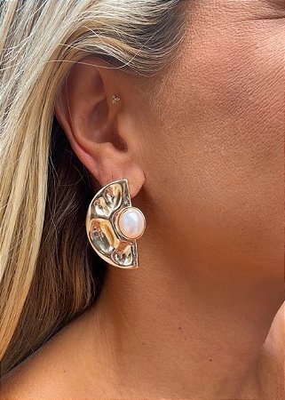 BRINCO LEQUE COM PEROLA DOURADO