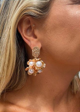 BRINCO QUATRO FLORES COM PEROLAS DOURADA