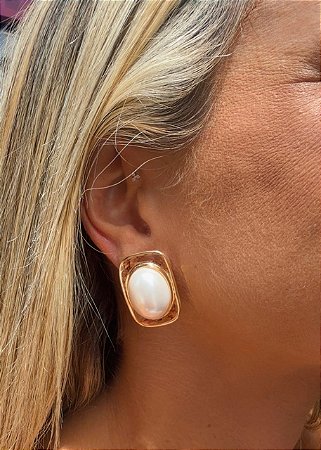BRINCO PEROLA OVAL ORGANICO DOURADO