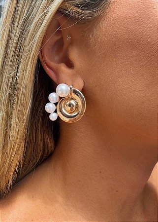 BRINCO CARACOL COM PEROLAS DOURADO