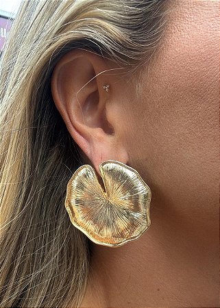 BRINCO FLOR COM ABERTURA DOURADO