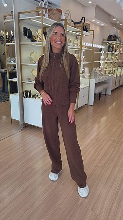 CONJUNTO BLUSA E CALÇA ESTILO COLETE ZIPER MARROM