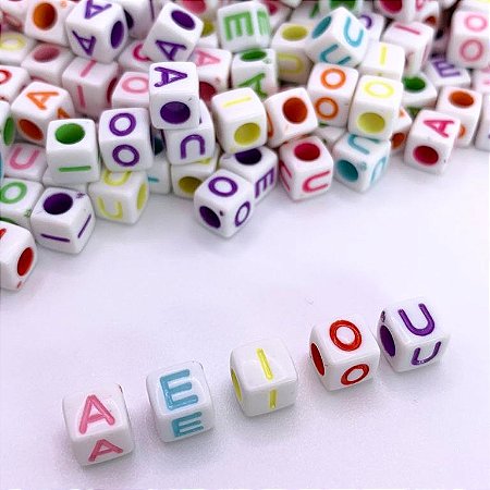 Miçanga Letra Colorida Vogal 6mm 25g - Apx 150 Peças