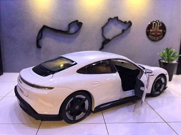 Porsche Taycan Turbo S - BRANCO