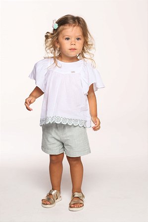 Conjunto blusa com barrado e shorts bordado