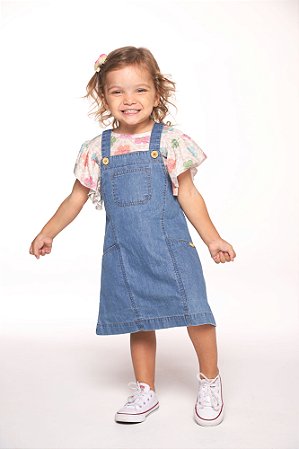 Conjunto salopete jeans com blusa estampada