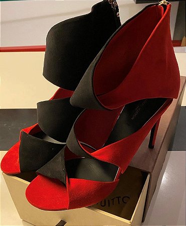 Sandália Louis Vuitton bicolor vermelha e preta em camurça.Acompanha caixa  e Dust bag. - desfazcom estilo