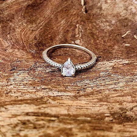 Anel Detalhes Envelhecidos com Pedra Zircônia