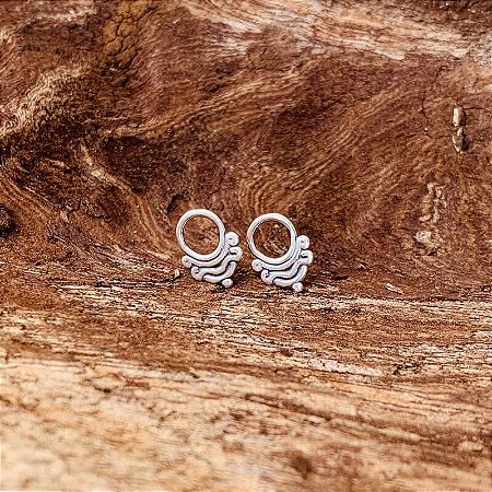 Brinco Círculo Pequeno com Detalhes Bali
