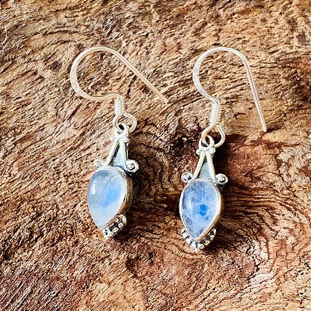 Brinco Gancho detalhes envelhecidos Pedra da Lua.