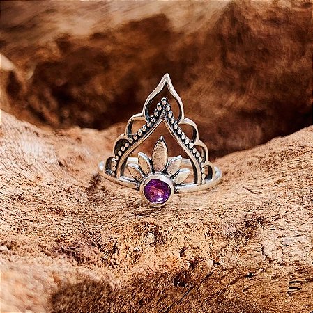 Anel detalhes arabesco pedra Ametista