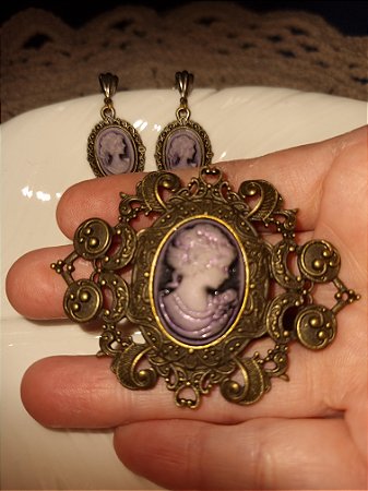 Conjunto Brinco e Broche Arabesco Roxa