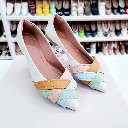 Sapatilha bico fino alongado travessas coloridas