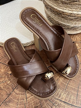 Rasteirinha Clube Confort Marrom com placa dourada