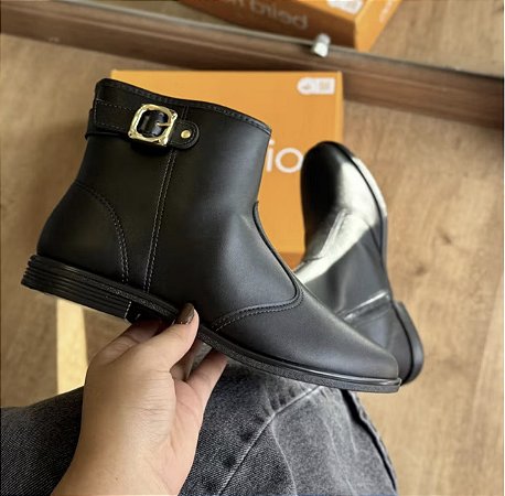 Bota Beira Rio Preta Cano Curto Detalhe Dourado