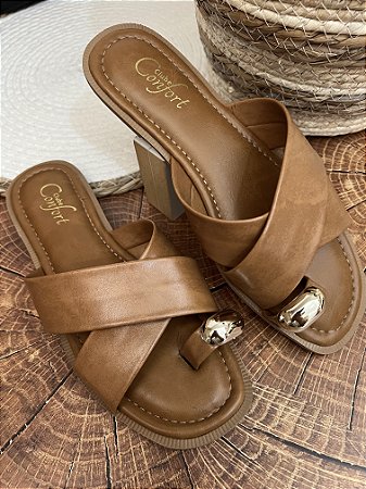 Rasteirinha Clube confort Caramelo com placa dourada